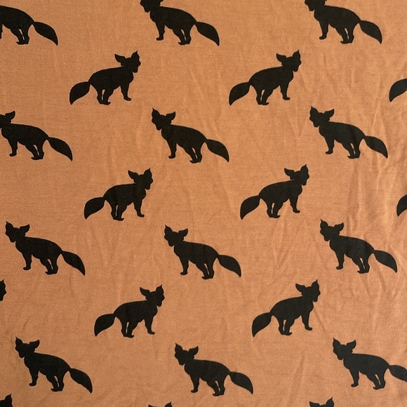 Size 6Y Kate Quinn organic bamboo t shirt w black foxes on tan brown background - Picture 2 of 3